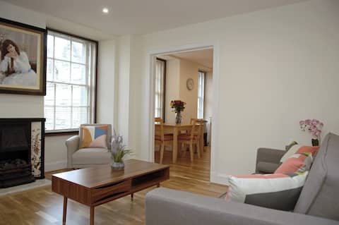 Popular Airbnb listing: Royal Mile apartment in Old Town