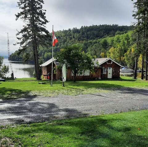 Delightful Water front  Cabin at Maiden Bay Camp