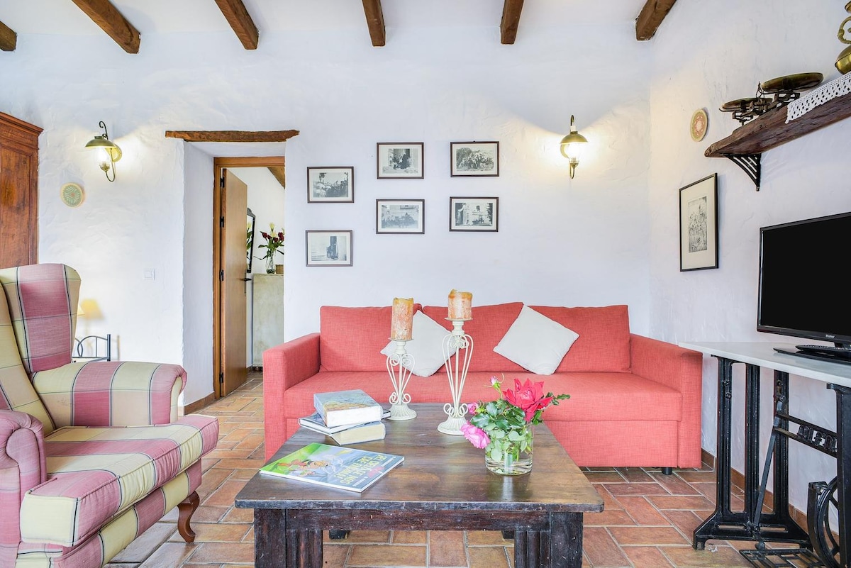 Popular Airbnb listing: El Niño Santamaría country house, with pool and wifi in Vejer De La Frontera