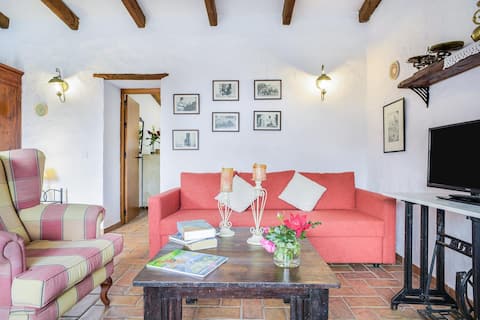 Popular Airbnb listing: El Niño Santamaría country house, with pool and wifi in Vejer De La Frontera