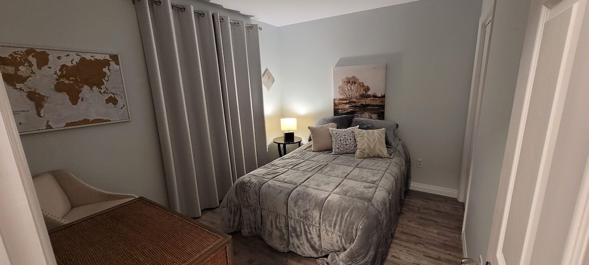 Segundo dormitorio con cama doble y armario.