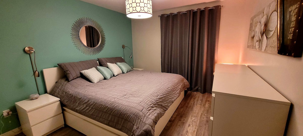 Dormitorio principal con cama tamaño king y un generoso espacio en el armario