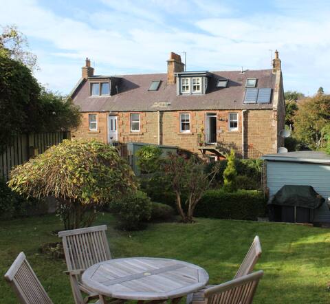 3 Bed Cottage, Melrose-log burner and Eildon views