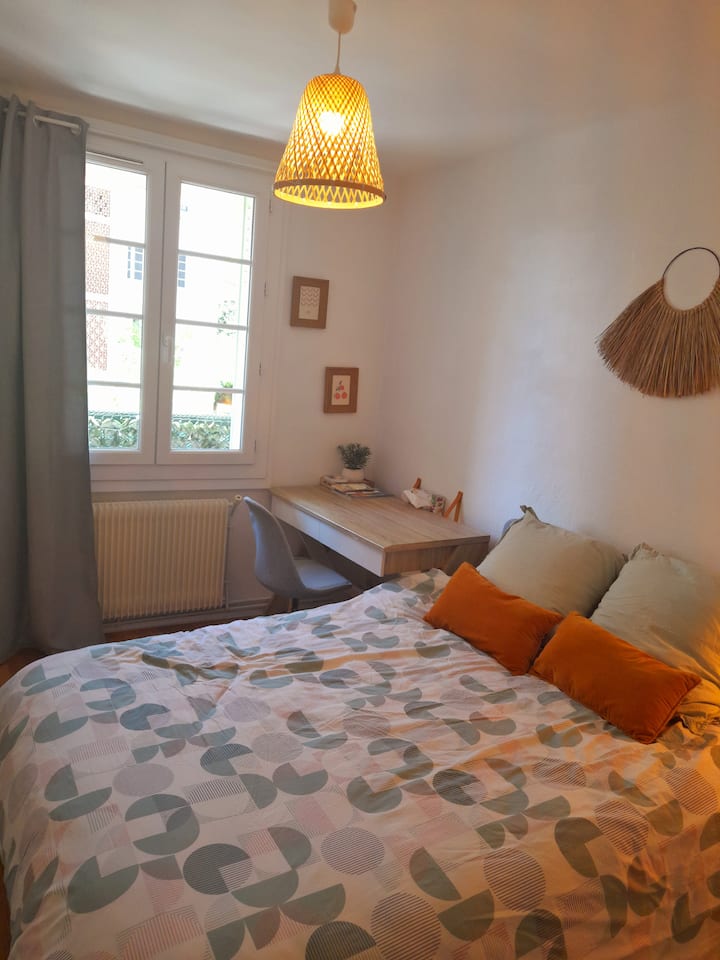 Dhoma jote e pajisur me një tavolinë të madhe për të punuar 