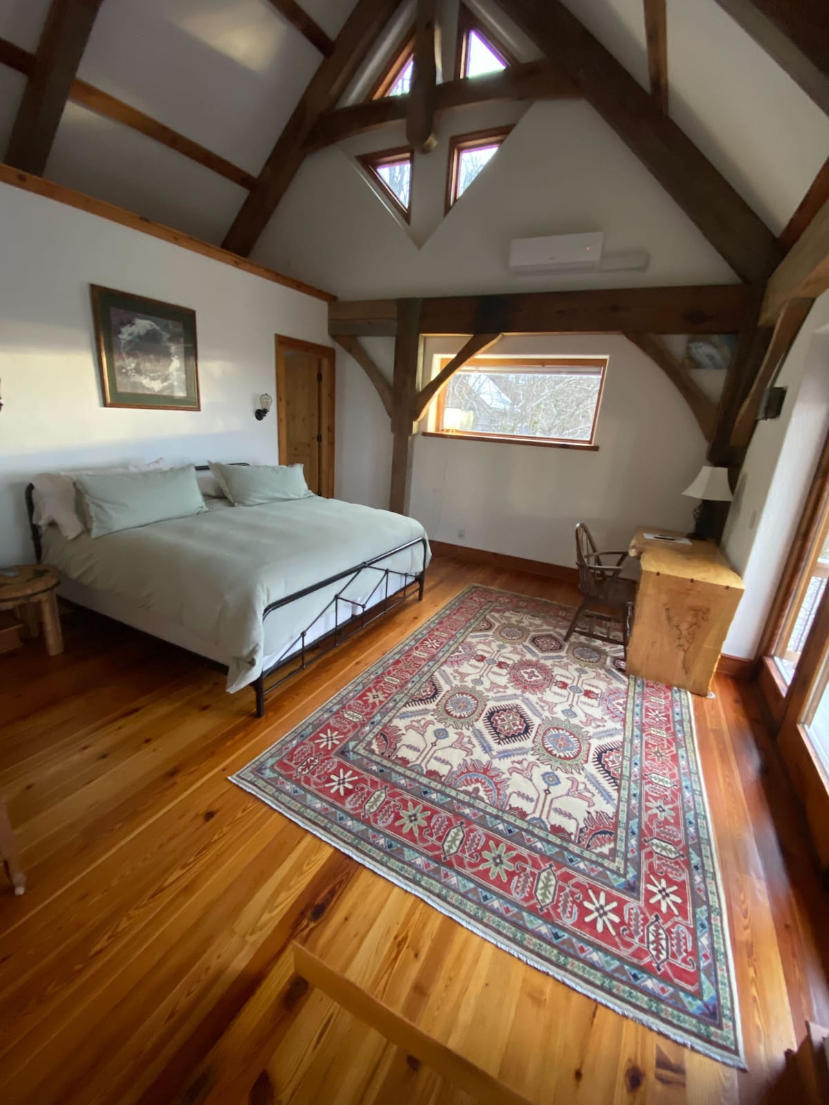 Chumba cha kulala cha ghorofa ya pili #2 - kitanda aina ya king (upande wa kushoto wa eneo la pamoja)