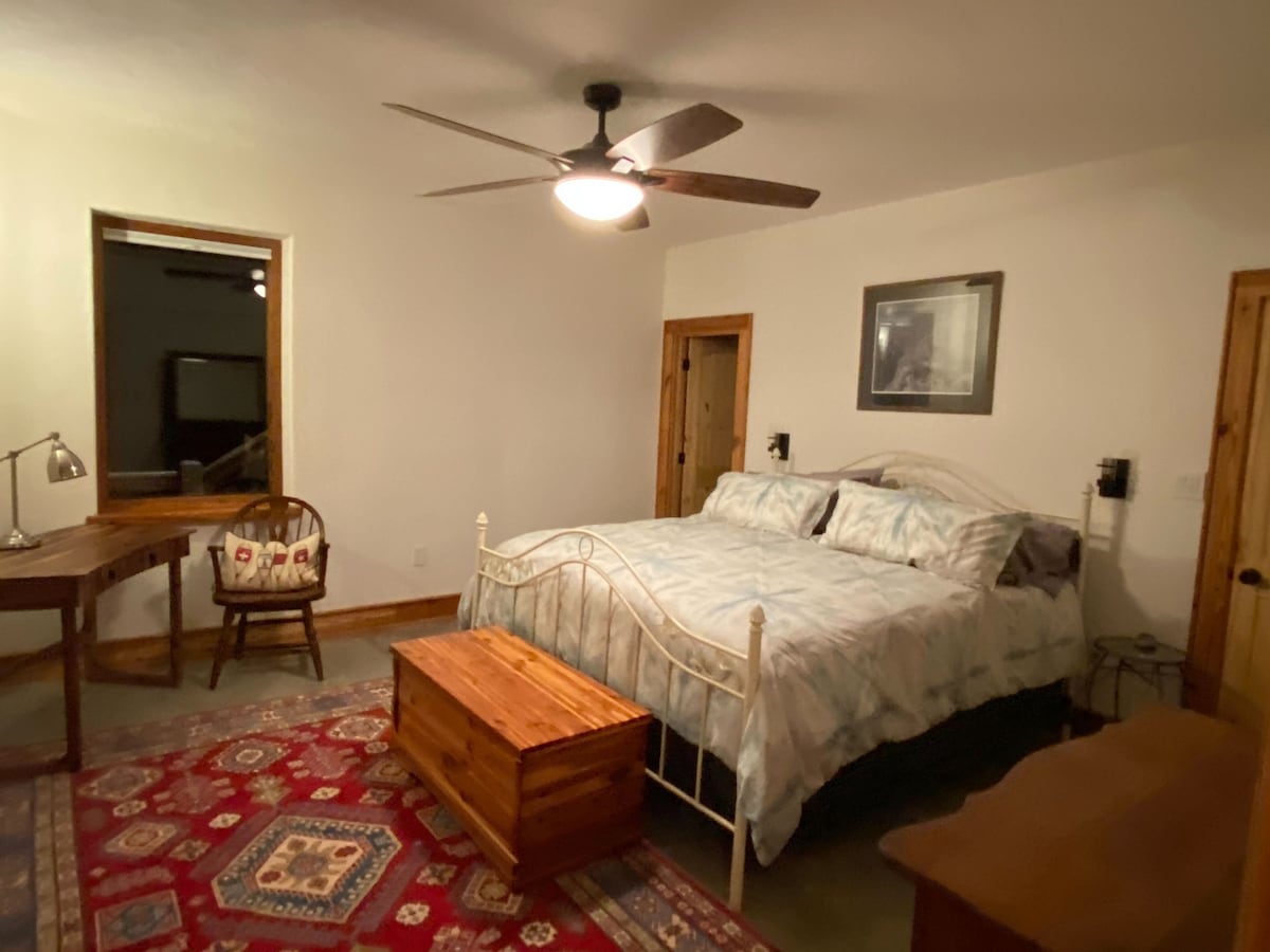 Chumba cha kulala cha kiwango cha chini #2 - kitanda cha mfalme