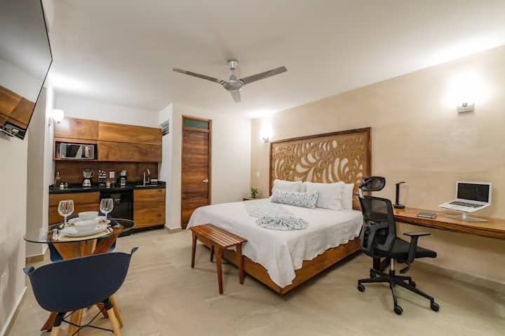 Increíble estudio privado + Cama tamaño king de alta calidad + Aire acondicionado + Estación de trabajo + WIFI de 100 MB + TV INTELIGENTE de 52pulgadas + Toallas de baño + Toallas de playa + Ventilador de techo + Cerca de playas y zona hotelera + Cocina totalmente equipada + Baño completo + 15 minutos a pie de la ESTACIÓN DE AUTOBUSES