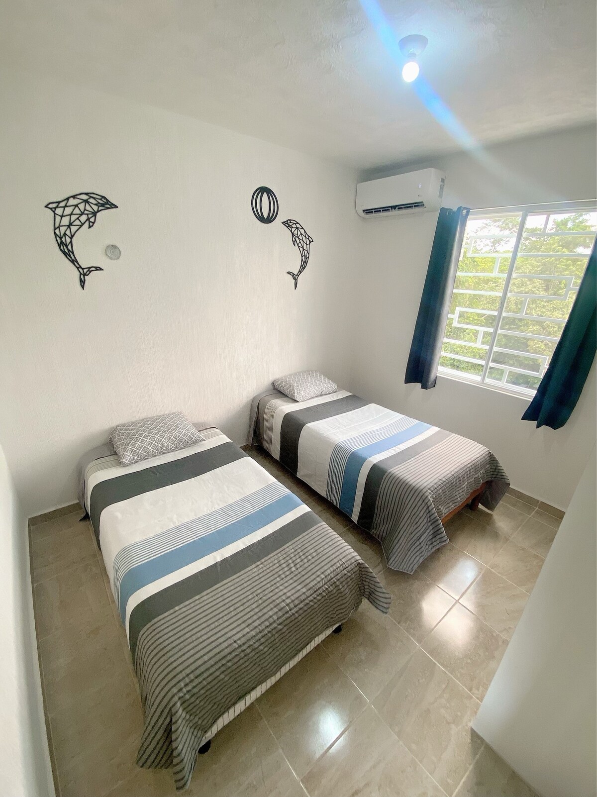 Dhomë e bukur me 2 krevate tek

dollap dhe ajër i kondicionuar