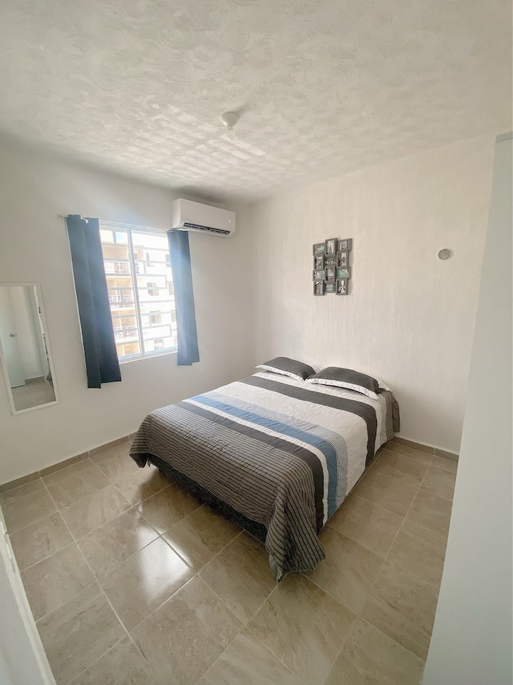 Hermosa Recamara Queen , con closet y aire acondicionado .