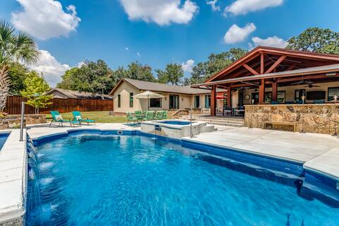 Spacious Resort Style Retreat w/ pool 🧊 & Hot tub