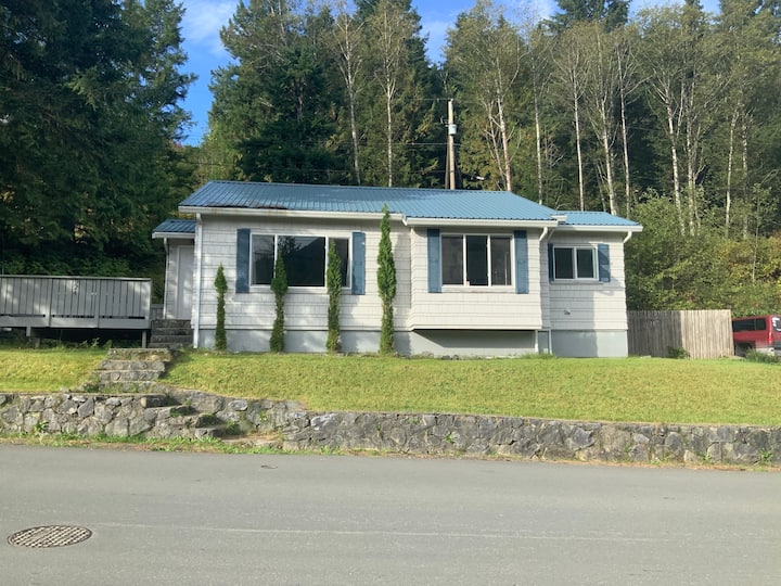 Beautiful 2 bedroom cottage style home. Cottages for Rent in Tahsis