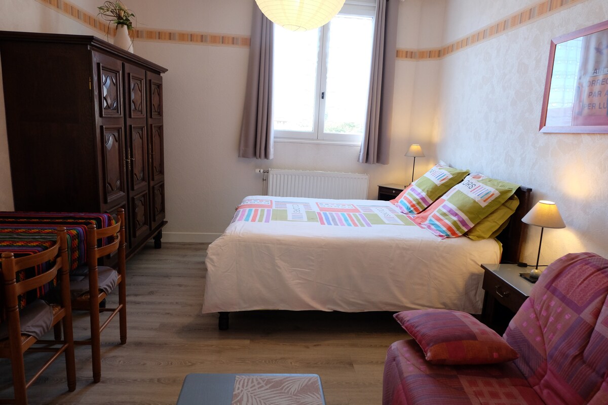 Velika, svijetla soba. 