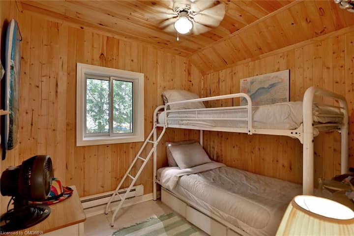 Spavaća soba 3 s krevetima na kat, odlična za djecu. Gornji je krevet prikladan samo za malu odraslu osobu ili dijete. Nemojte koristiti ventilator s gornjim krevetom