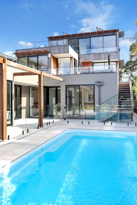 Beachfront Escape - 6 bedroom, Pool & beach access