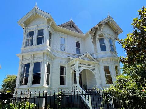 Grand Victorian Townhome in the Monroe Mansion🌷
