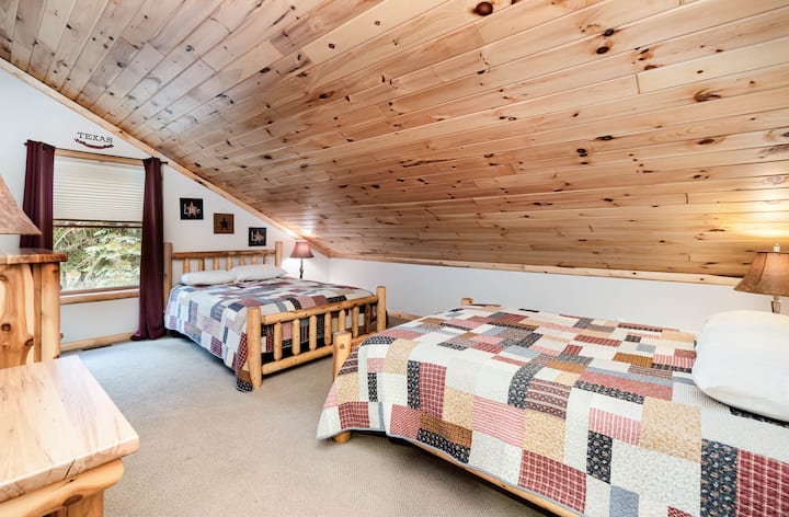 ห้องนอนสีซีดาร์สีขาว