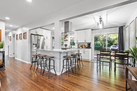 KING Beds, Remodeled Home, FastWIFI, FamilyGetaway