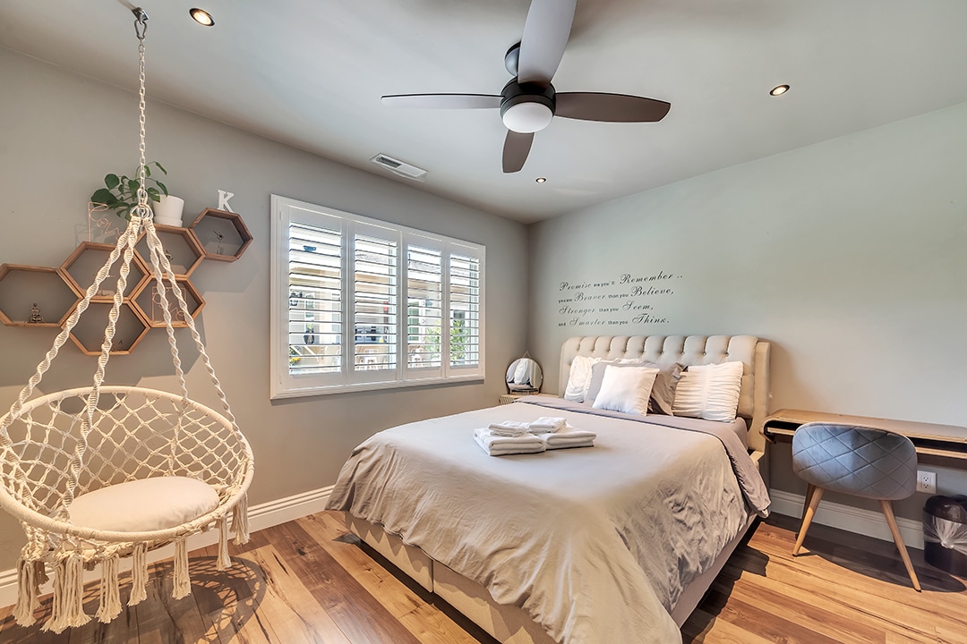 Middelste kamer met queensize bed, plantenluiken, verzonken lampen en plafondventilator