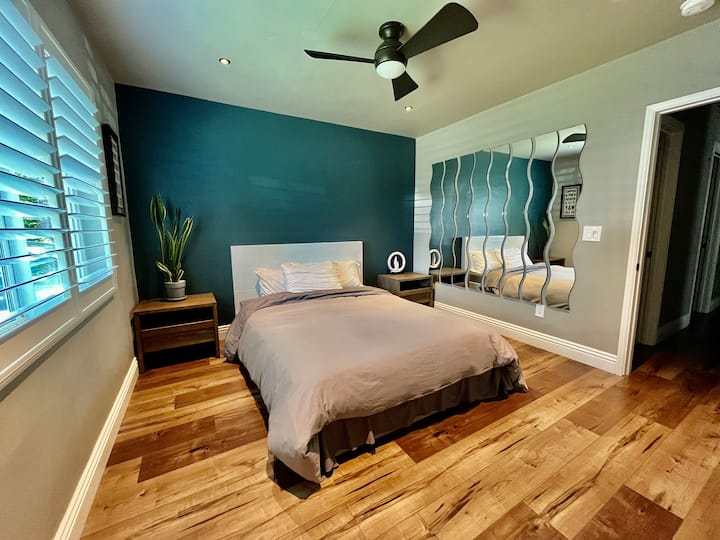 Chumba cha 3 cha kulala na kitanda cha malkia, shabiki wa dari, vifuniko vya mashamba