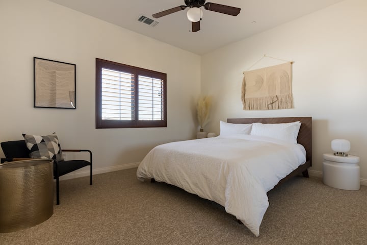 هل تحتاج إلى بعض الوقت الهادئ في غرفتك ؟ يمكنك خلق جو محيطك ولكن إغلاق النوافذ للحصول على الدفء والراحة أو فتح النوافذ للإضاءة الساطعة والمشمسة.