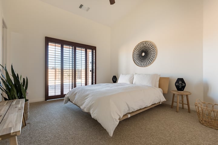 تم تجهيز كل غرفة نوم بفراش ميموري فوم كوين كاسبر