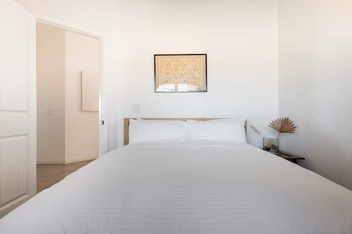 انعم بالراحة والاسترخاء على مرتبة ميموري فوم بحجم كوين.