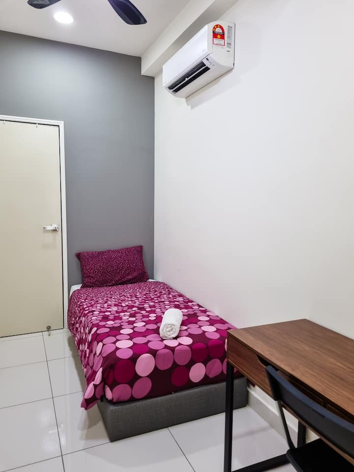 Ოთახი 2 ერთადგილიანი საწოლითა და სასწავლო მაგიდით