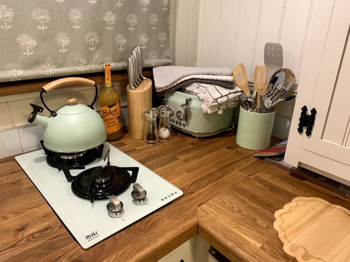 Hilltop Hideaway - Cosy Shepherd's Hut Escape - Leek
