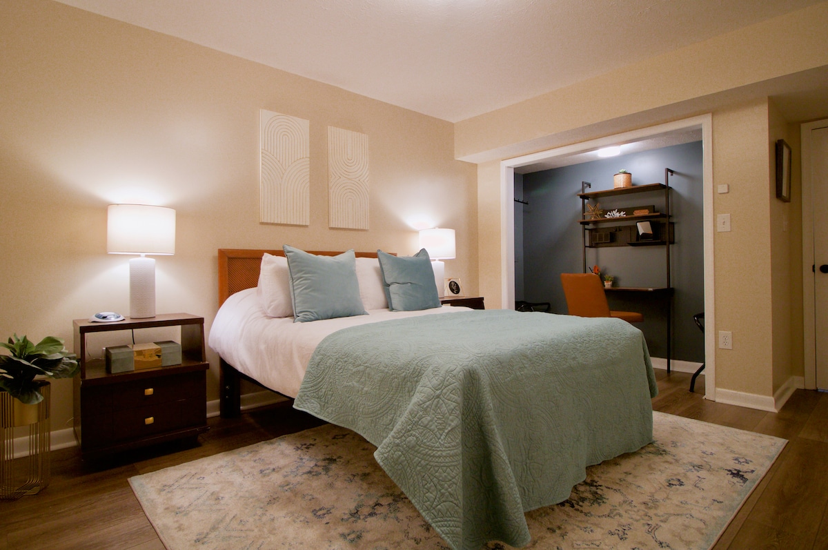 Hlavná spálňa s manželskou posteľou Queen a vyhradeným pracovným priestorom.