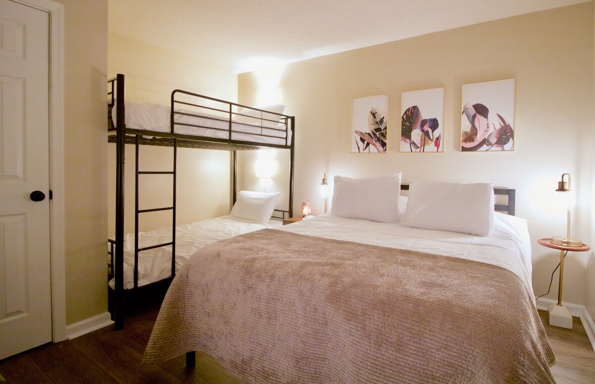 Druhá spálňa - jedna manželská posteľ Queen, jedna dvojposteľ s poschodovou posteľou a šatníkom.