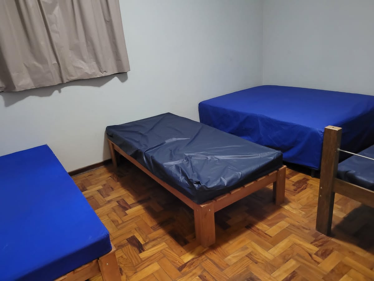 2. spavaća soba: jedan bračni krevet, tri kreveta za jednu osobu.

Sve sobe imaju zavjese za zamračivanje.