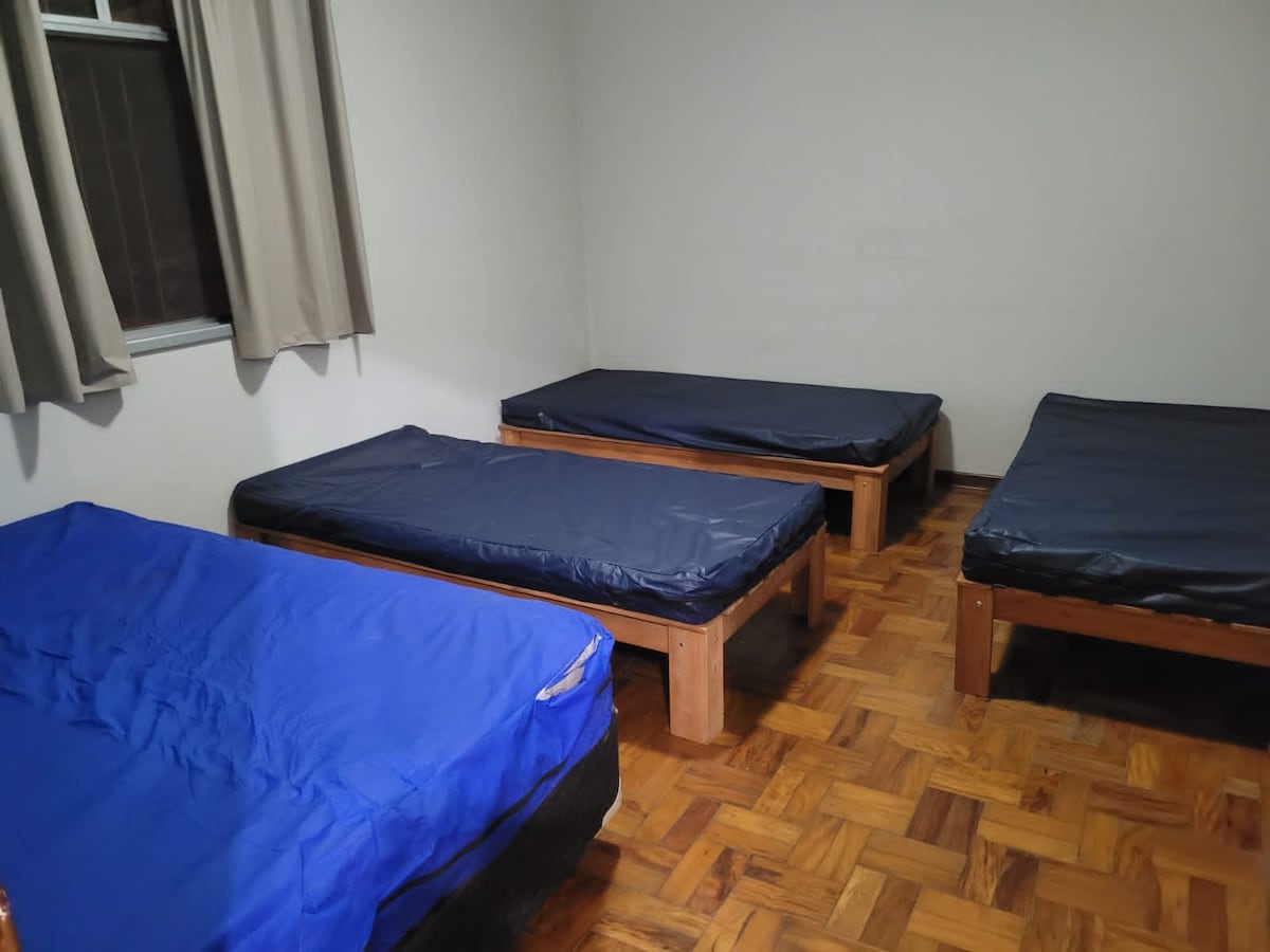 3. spavaća soba: jedan bračni krevet, tri kreveta za jednu osobu.

Sve sobe imaju zavjese za zamračivanje.