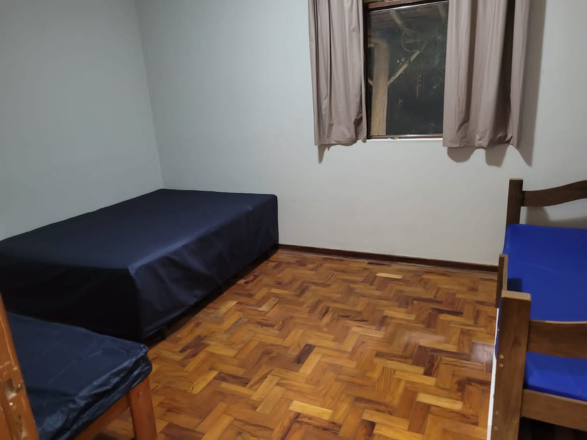 Soba 1 : jedan bračni krevet, dva kreveta za jednu osobu.

Sve sobe imaju zavjese za zamračivanje.