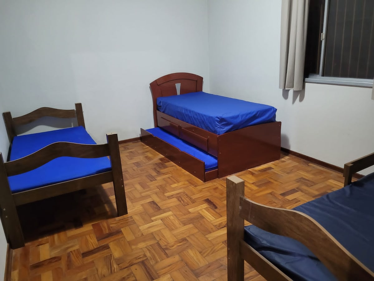 4. spavaća soba: četiri odvojena kreveta.

Sve sobe imaju zavjese za zamračivanje.