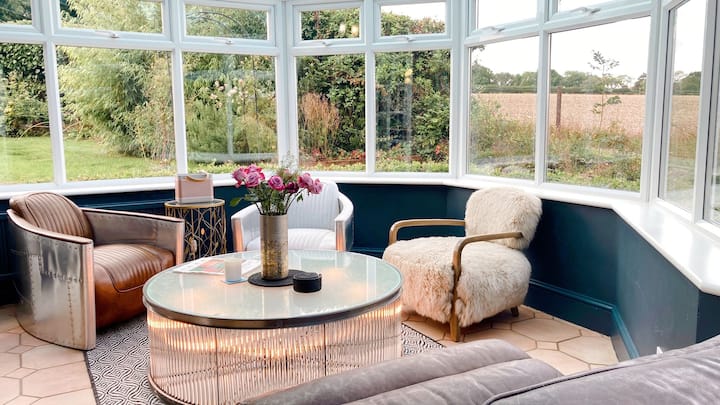 Beautifully Furnished 3 Bed House - Stunning Views - Aylesbury