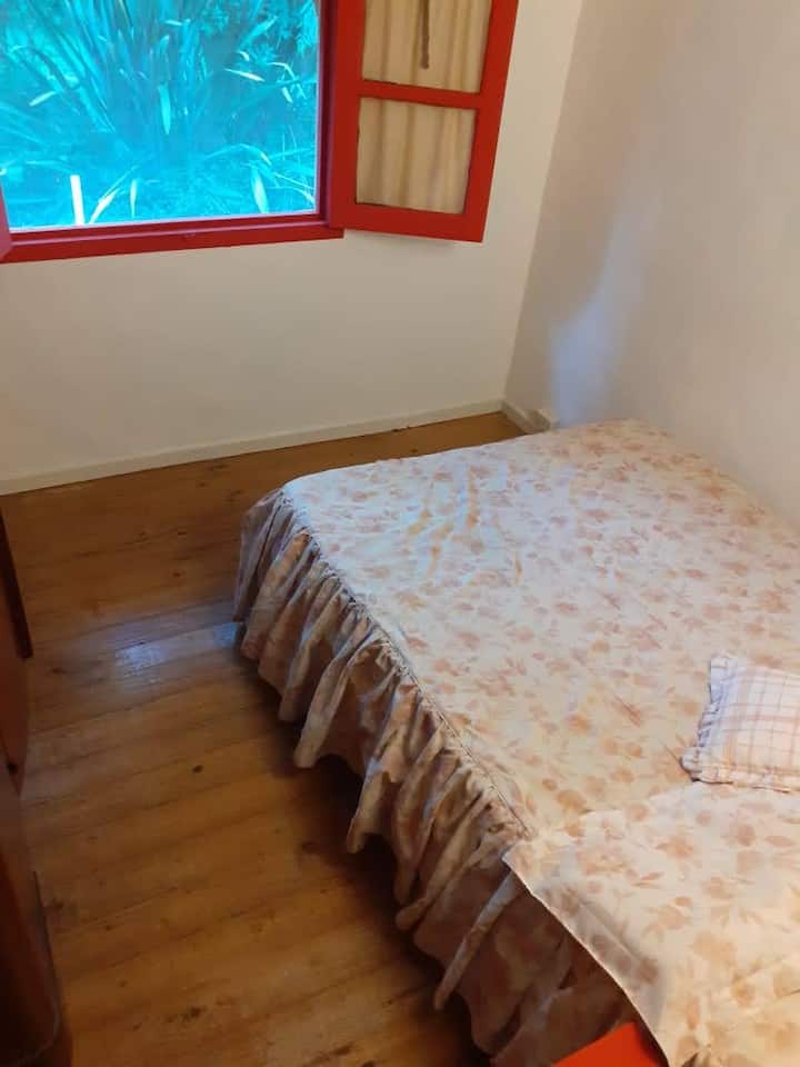 Chumba kilicho na kitanda maradufu na kabati!