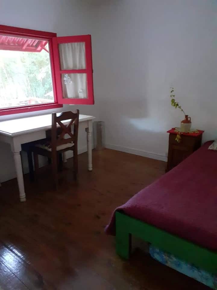 Chumba kilicho na kitanda kimoja na dawati.