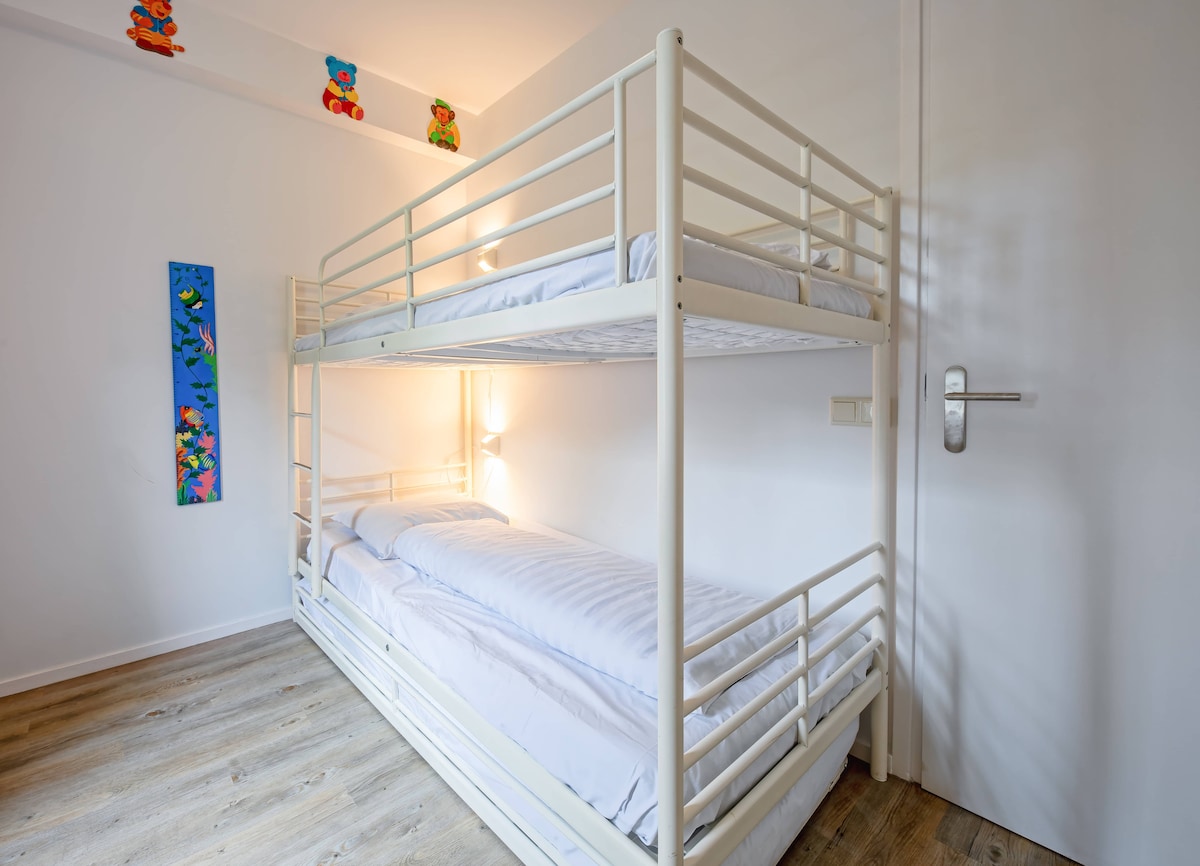 Двуетажно легло с легло на колелца на приземния етаж