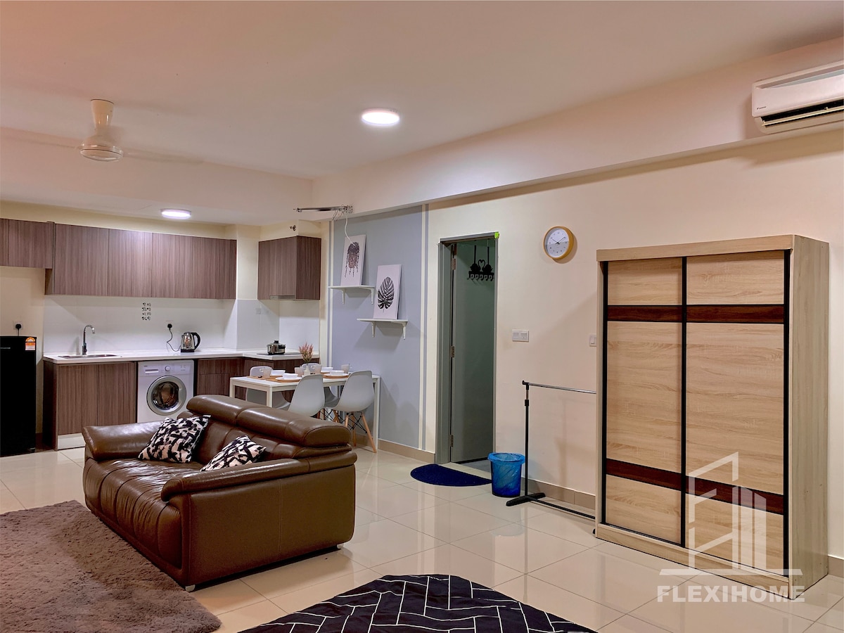 מטבח מצויד בקומקום, מחבתות וכלי אוכל, שולחן אוכל, צלחות וספלים, מקרר, ספה נוחה, ארון בגדים