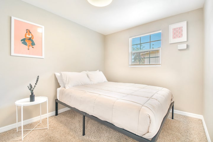 חדר שינה 1 עם מיטת קווין סייז אחת