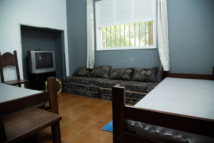 חדר מס '02 - נוף לגן

עם 2 מיטות יחיד ו -2 ספות נפתחות.