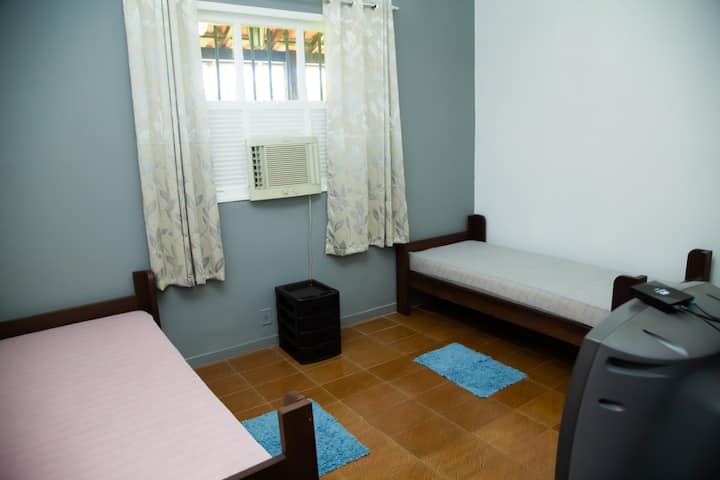 חדר # 03 - נוף לגן עם מיזוג אוויר

עם 2 מיטות יחיד ומקום למזרנים, במידת הצורך.