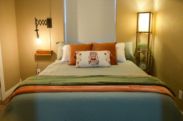 Втора спална соба со брачен кревет (широк 150-179 см), голем плакар и сопствена бања со тоалет