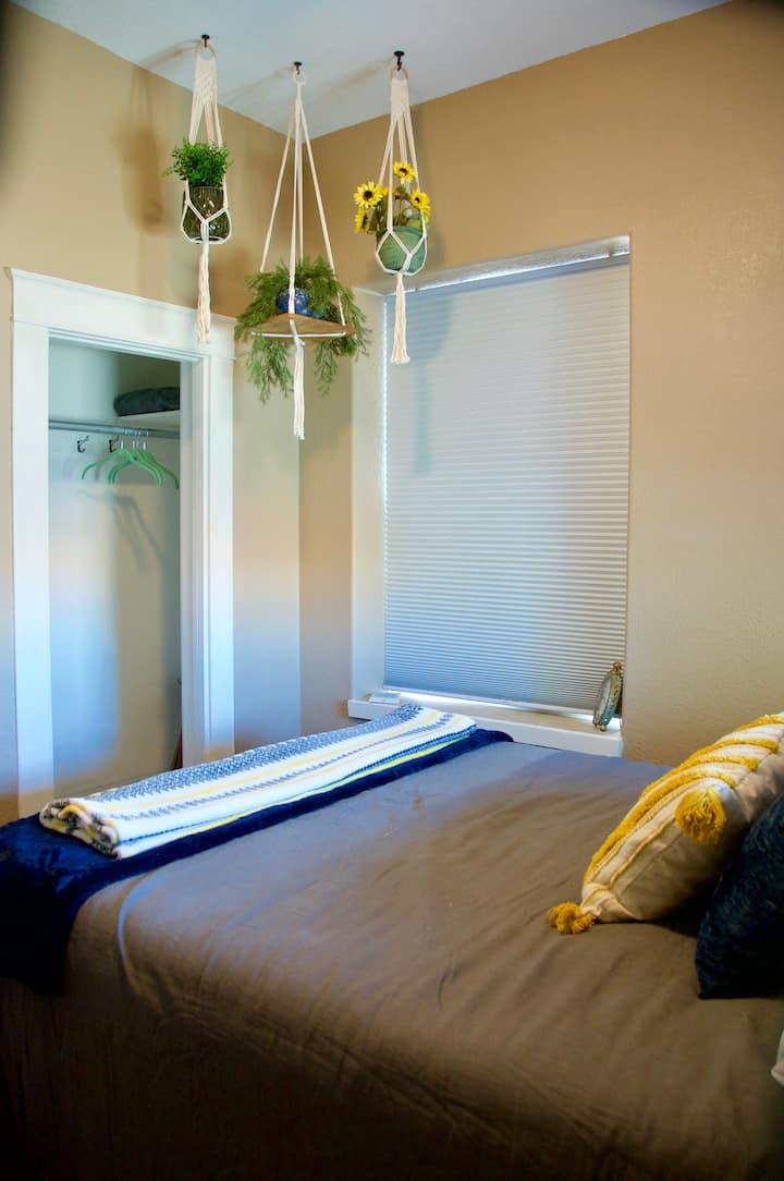 Прва спална соба со брачен кревет (широк 150-179 см), суета, крајни маси и плакар