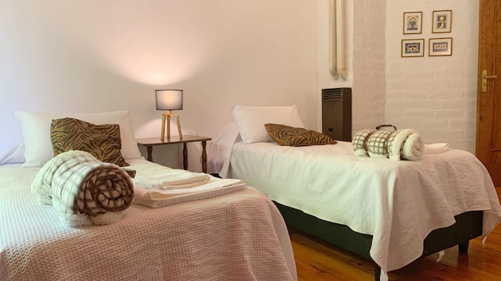 שתי מיטות יחיד.