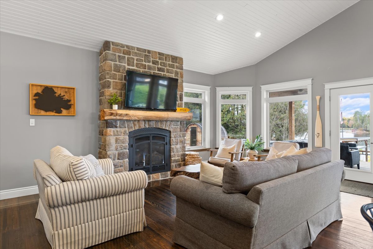 客厅配备丙烷壁炉和智能电视