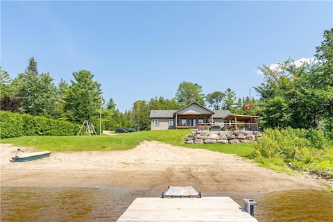 Luxury Beachfront Cottage w Hot tub, Sauna & Bar