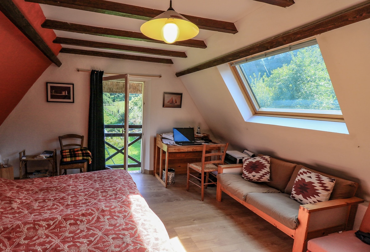 غرفة نوم واحدة بسرير مزدوج (160 × 190) أو سريران فرديان (80 × 190)  