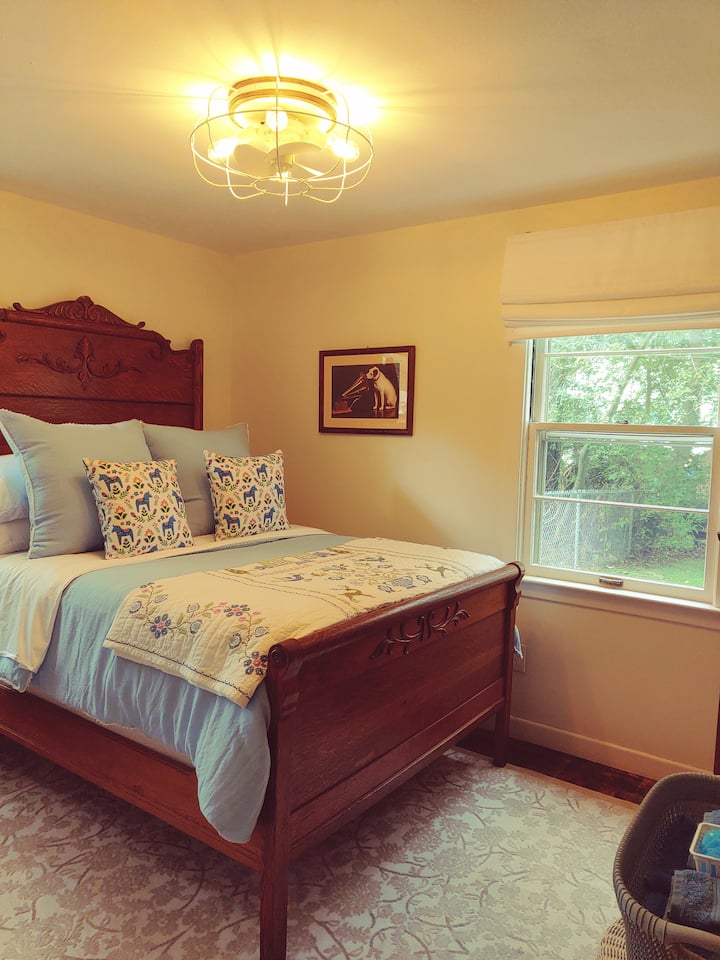 חדר שינה זוגי בקומה התחתונה.