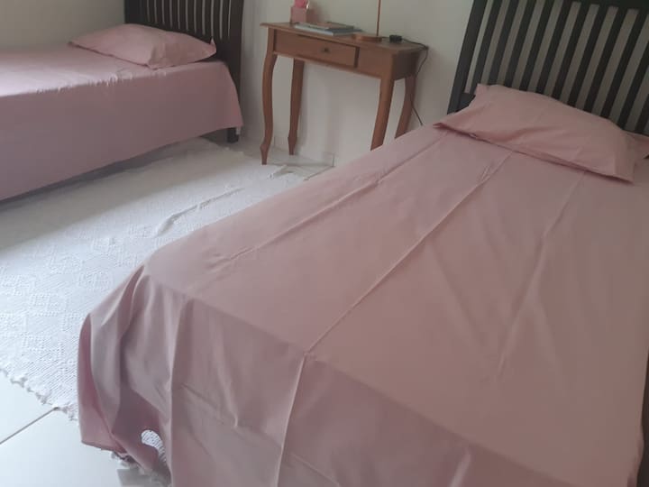 Стая с 2 единични легла + двоен гардероб, ветилатор на тавана